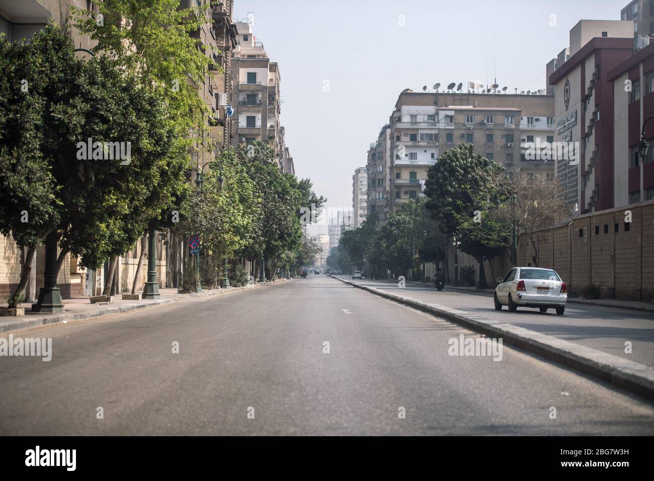Kairo. April 2020. Das Foto vom 20. April 2020 zeigt eine leere Straße inmitten der COVID-19-Pandemie in Kairo, Ägypten. Ägypten meldete am Montag einen Rekord von 189 neuen COVID-19 Fällen in 24 Stunden, was die Gesamtzahl im Land auf 3,333 bringt. Kredit: Wu Huiwo/Xinhua/Alamy Live News Stockfoto