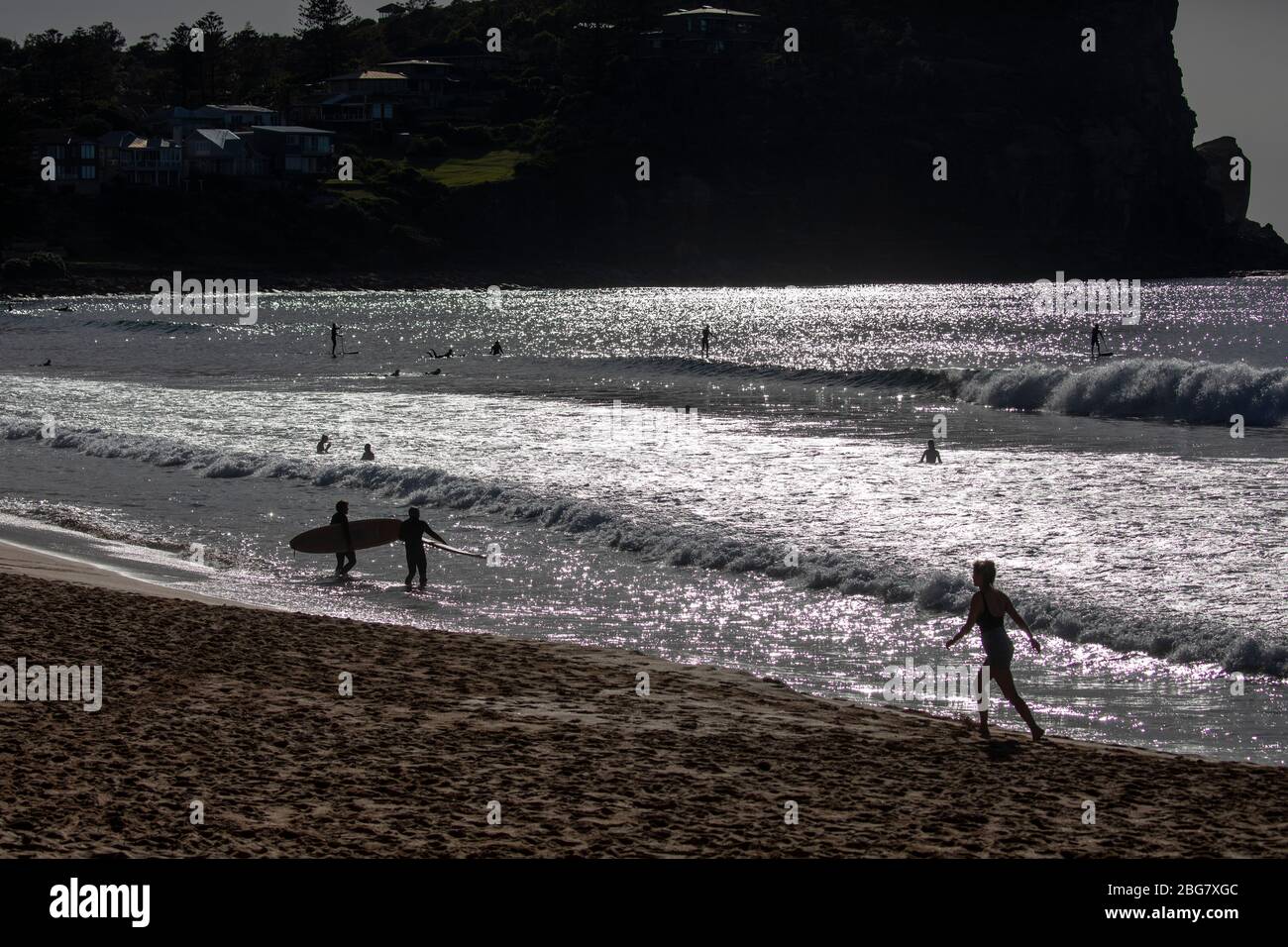 Sydney, Australien. Am Dienstag, den 21. April 2020, nehmen die Einwohner von Sydney ihre tägliche erlaubte Übung am frühen Morgen am Avalon Beach mit Surfen und Joggen im Sand. Credit Martin Berry/Alamy Live News Stockfoto