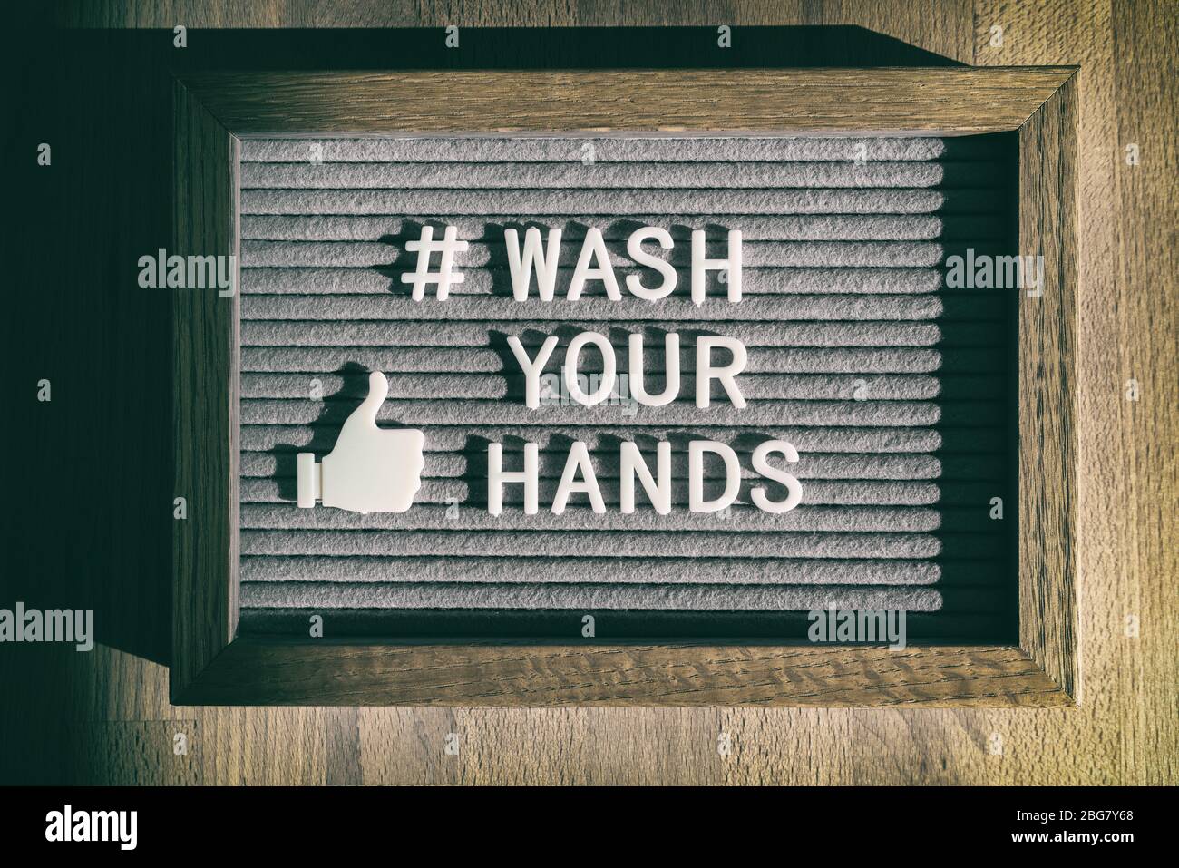 COVID-19 Handhygiene Coronavirus Nachricht Social-Media-Text zum Waschen Ihrer Hände Hashtag. Corona Virus Filz Schild mit Buchstaben WASCHEN SIE IHRE HÄNDE. Stockfoto