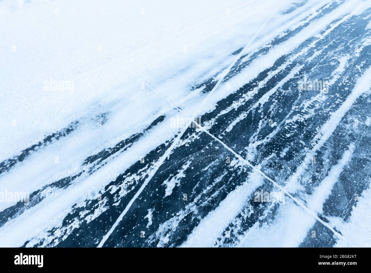 Baikaleis. Risse im Eis von Baikal. Baikalrisse. Eisrisse auf Sibirien, Russland Stockfoto