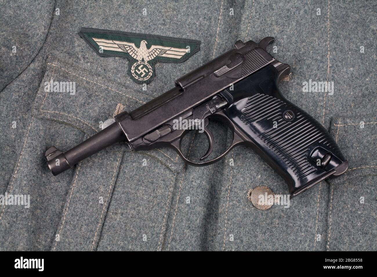 WWII Ära nazi deutsche Armee 9 mm halbautomatische Pistole auf Armee grau uniform Hintergrund Stockfoto