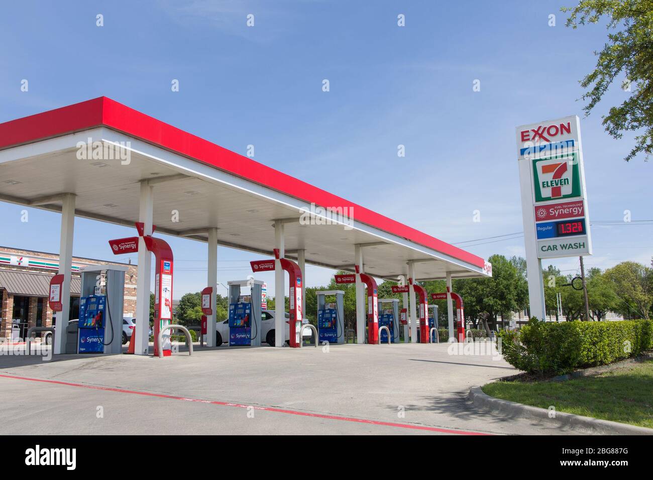(200420) -- PLANO (USA), 20. April 2020 (Xinhua) -- das am 20. April 2020 aufgenommene Foto zeigt eine leere Exxon-Tankstelle mit wenigen Kunden in Plano, Texas, USA. Die Ölpreise der USA stürzten am Montag zum ersten Mal in der Geschichte auf das negative Territorium. Die West Texas Intermediate (WTI) für Mai Lieferung Schuppen 55.9 US-Dollar, oder über 305 Prozent, um mit -37,63 Dollar pro Barrel auf der New York Mercantile Exchange zu begleichen. (Foto von Dan Tian/Xinhua) Stockfoto
