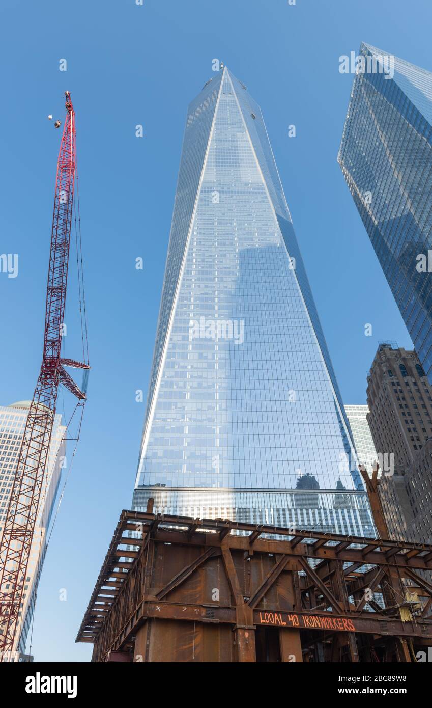 World Trade Center mit großem Kran und einem neuen Gebäude im Vordergrund im Bau mit einem Schild "Local 40 Ironworkers" Spray bemalt. Stockfoto