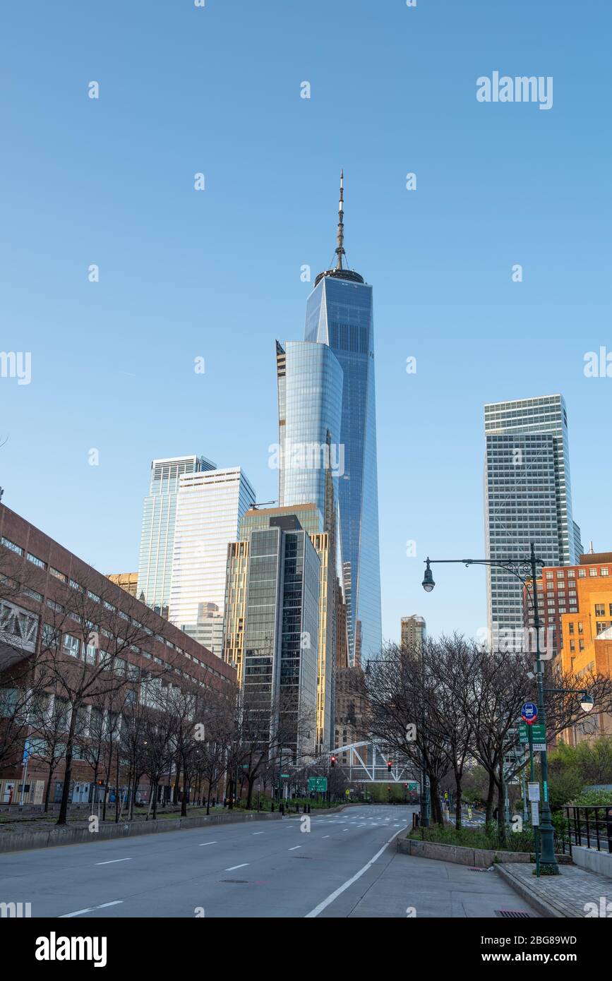 West St., die zum World Trade Center führt, ist völlig leer von Menschen und Autos, da sie zu Hause im Bundesstaat New York bleiben. Stockfoto