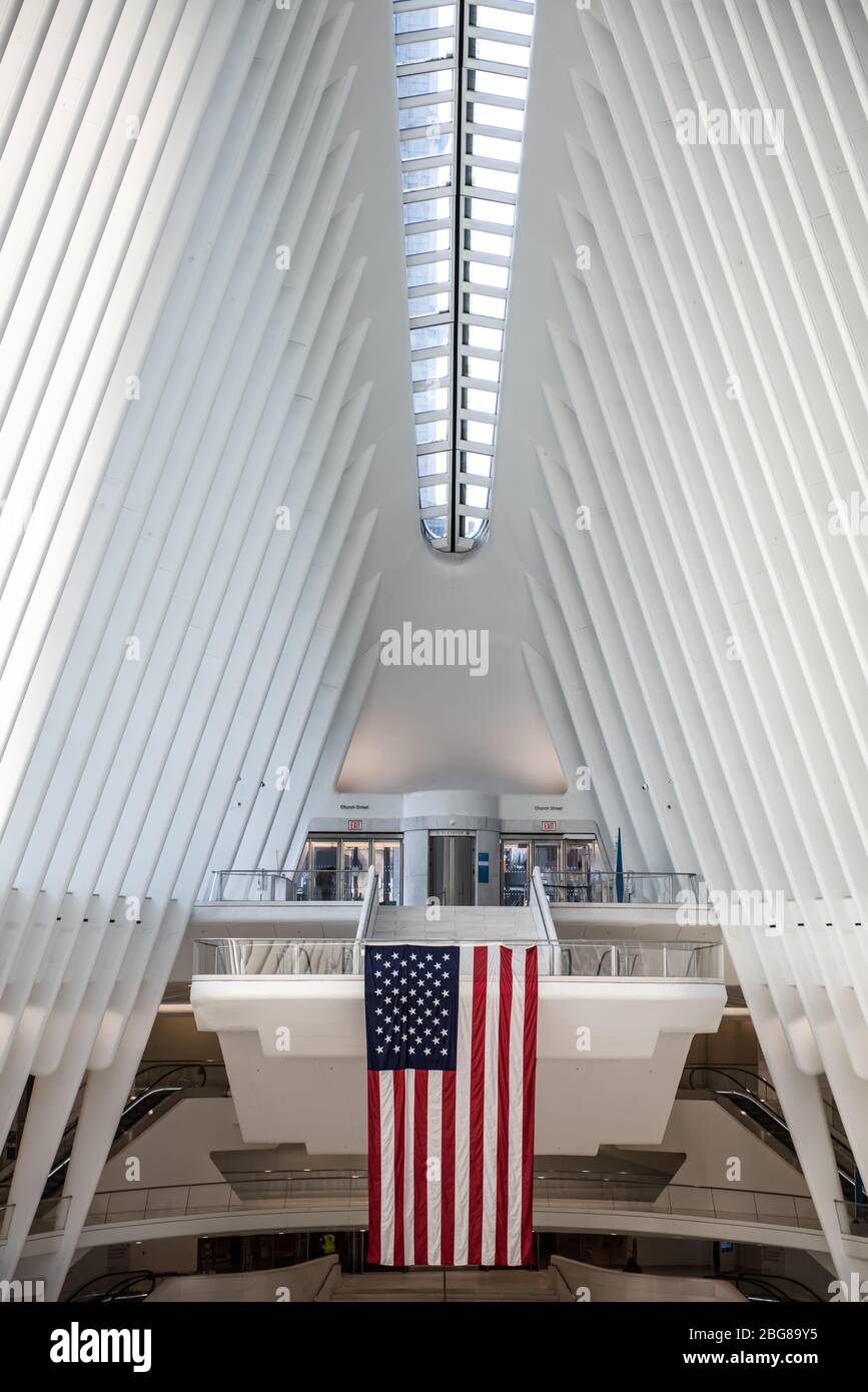 Oculus mit großer amerikanischer Flagge im Vordergrund und senkrechten Linien bis zur Decke. Keine Menschen aufgrund von Pandemie und sozialen Distanzierungsregeln. Stockfoto