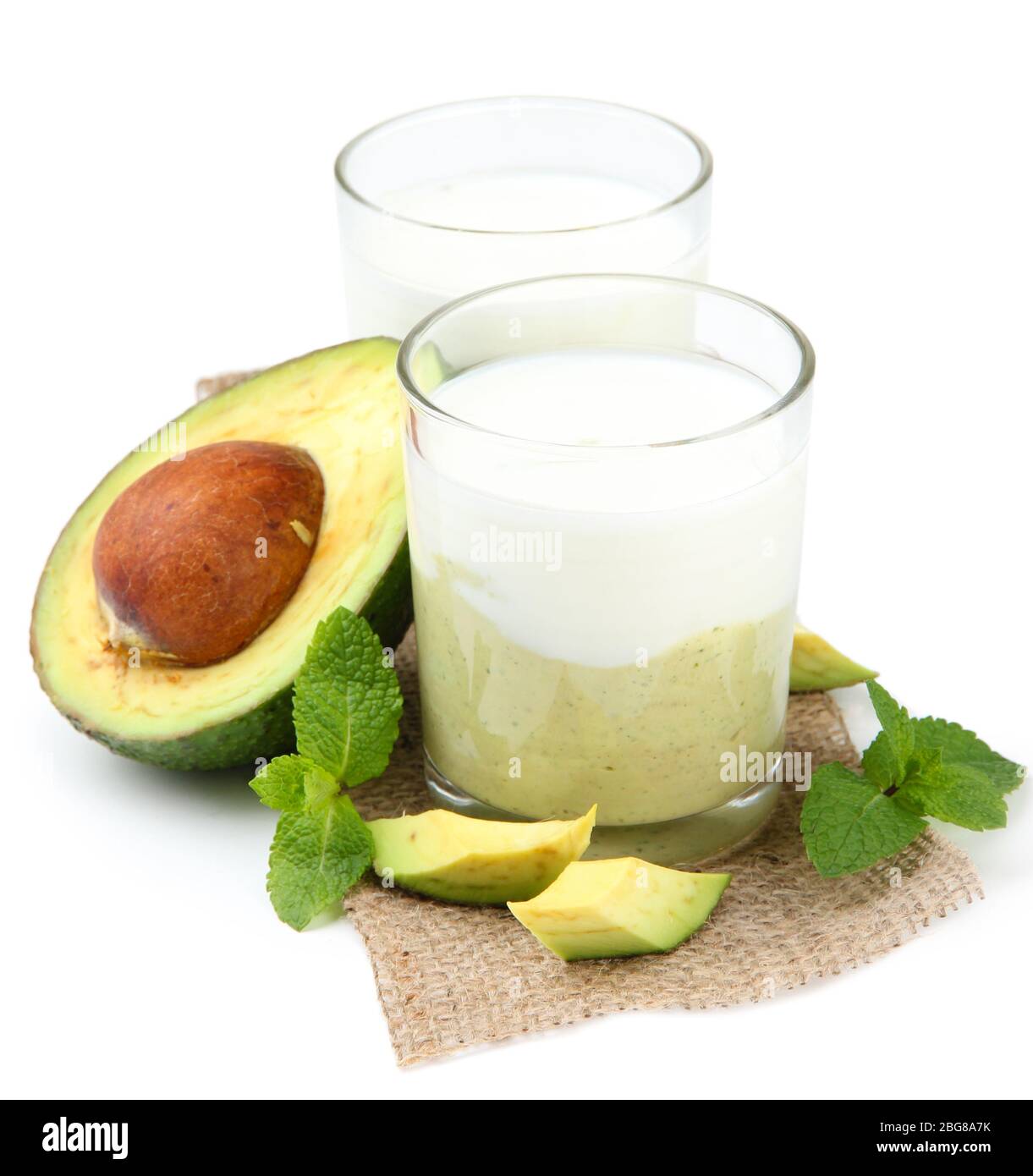 Frischer Avocado-Smoothie auf Weiß isoliert Stockfoto