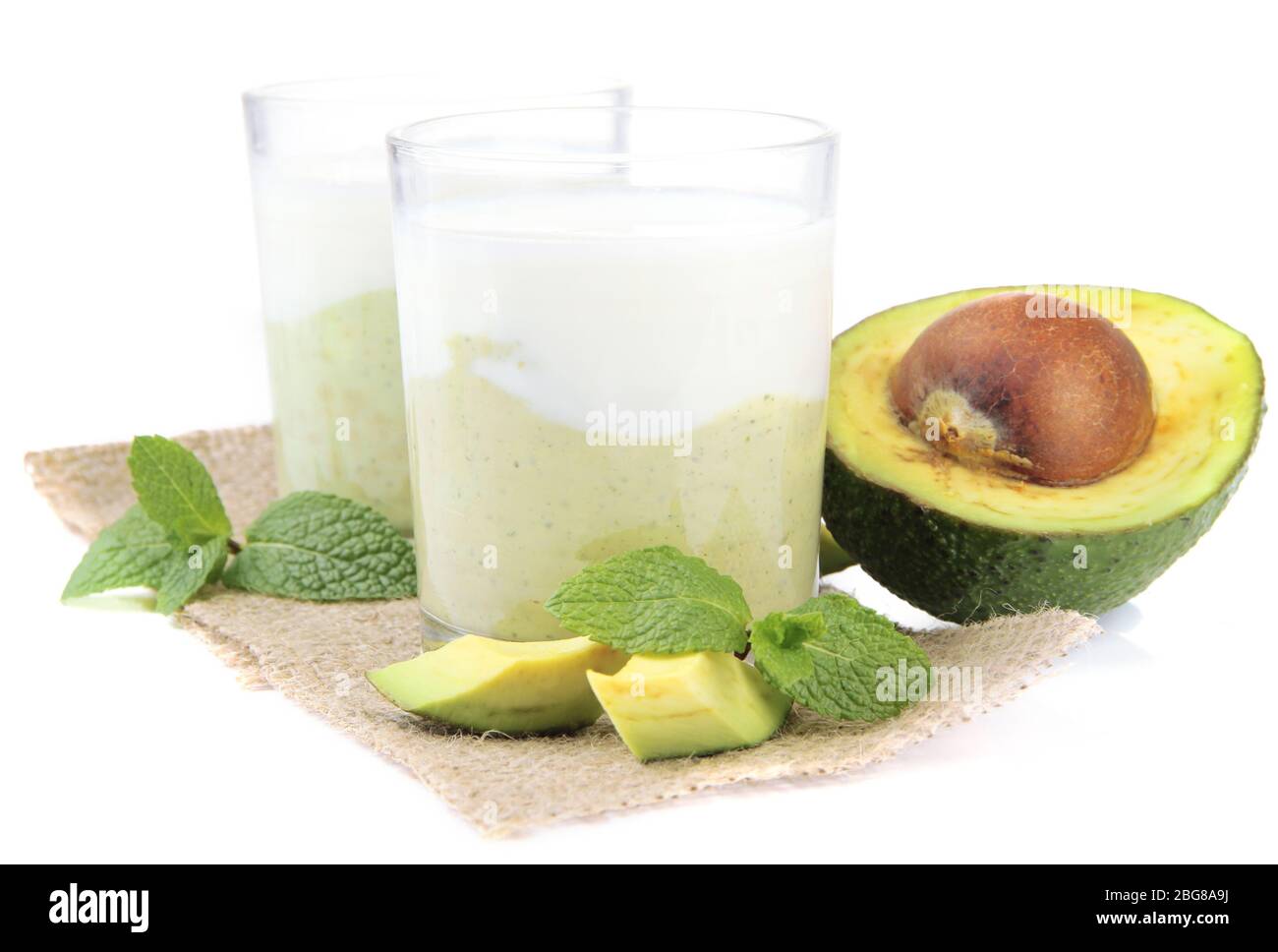 Frischer Avocado-Smoothie auf Weiß isoliert Stockfoto