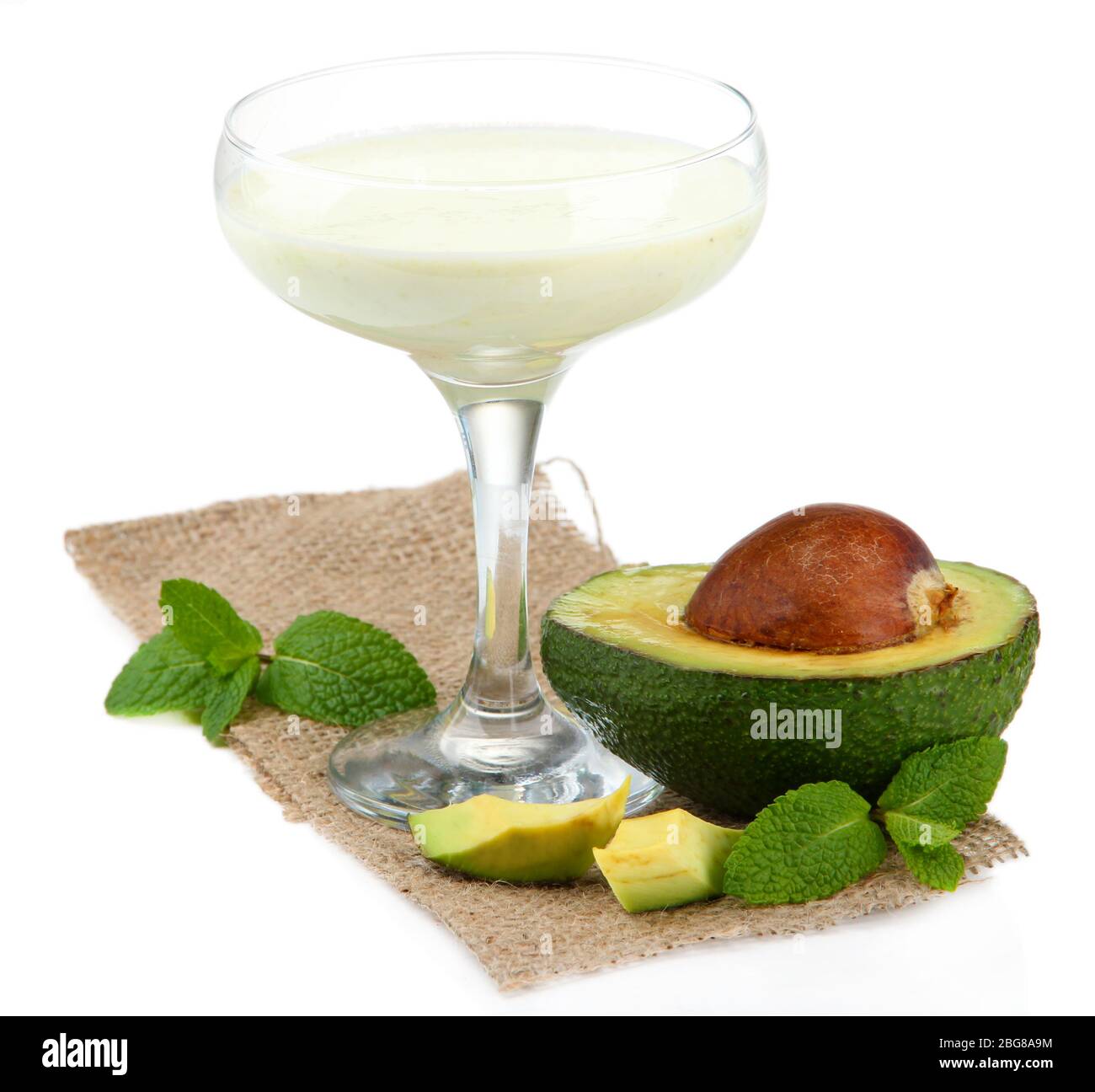 Frischer Avocado-Smoothie auf Weiß isoliert Stockfoto