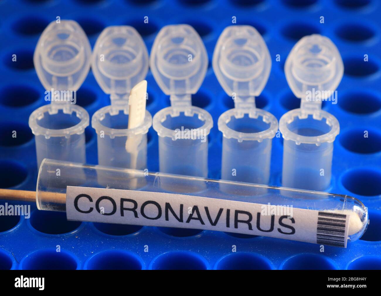 Selektiver Fokus auf die Prüfung für Covid-19 Protokoll mit RNA und Echtzeit-PCR-Technologie zum Nachweis SARS-Cov-2 Coronavirus-Konzept Stockfoto