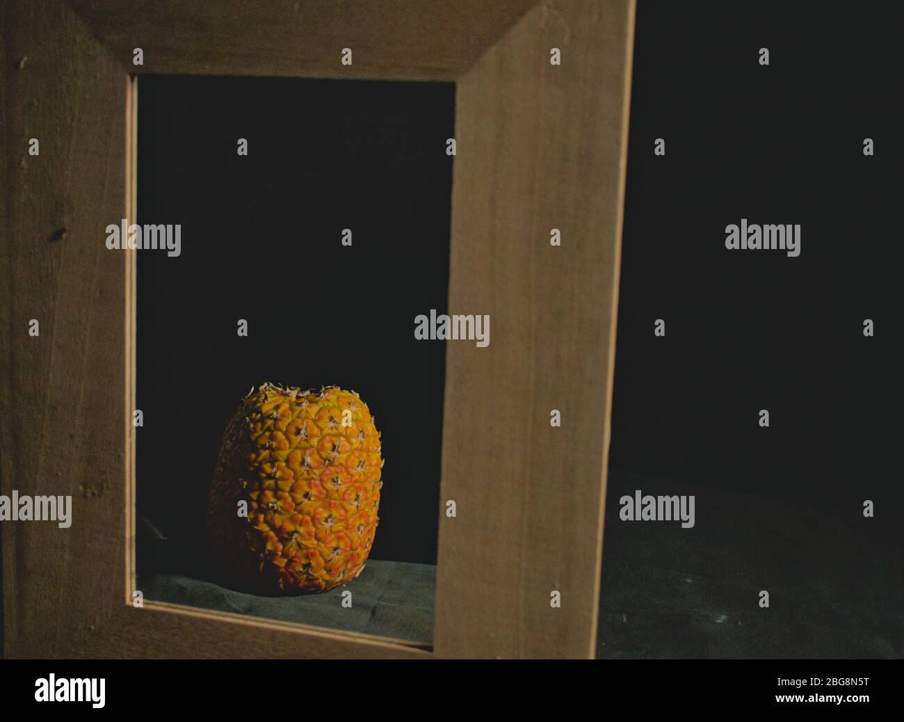 Ananas auf dem Spiegel Stockfoto