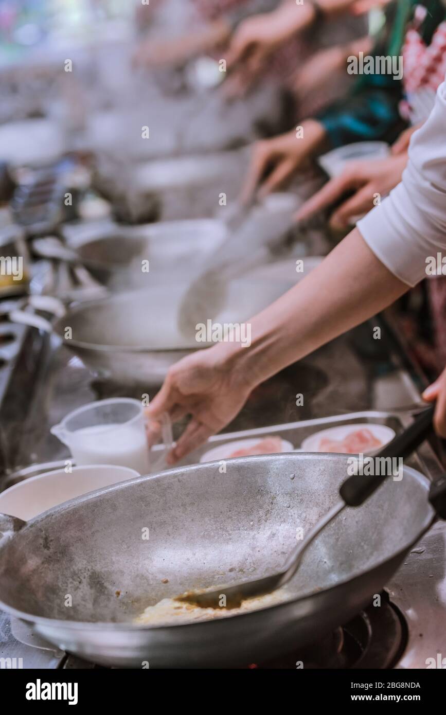 Kochen sie thai-Essen in einem Kochkurs Stockfoto