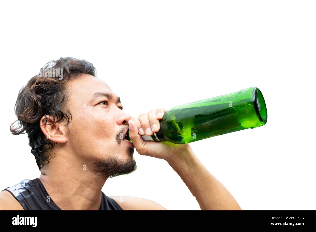 Isolierte grüne Bierflasche in der Hand des asiatischen Mannes auf weißem Hintergrund mit Clipping-Pfad. Stockfoto