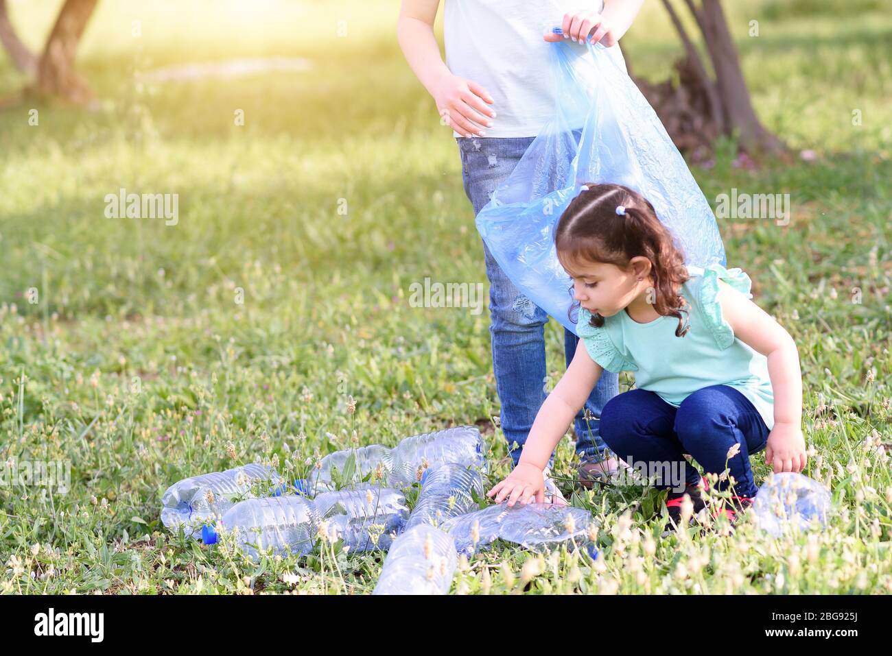 Kinder Die Mull Aufheben Stockfotos Und Bilder Kaufen Alamy