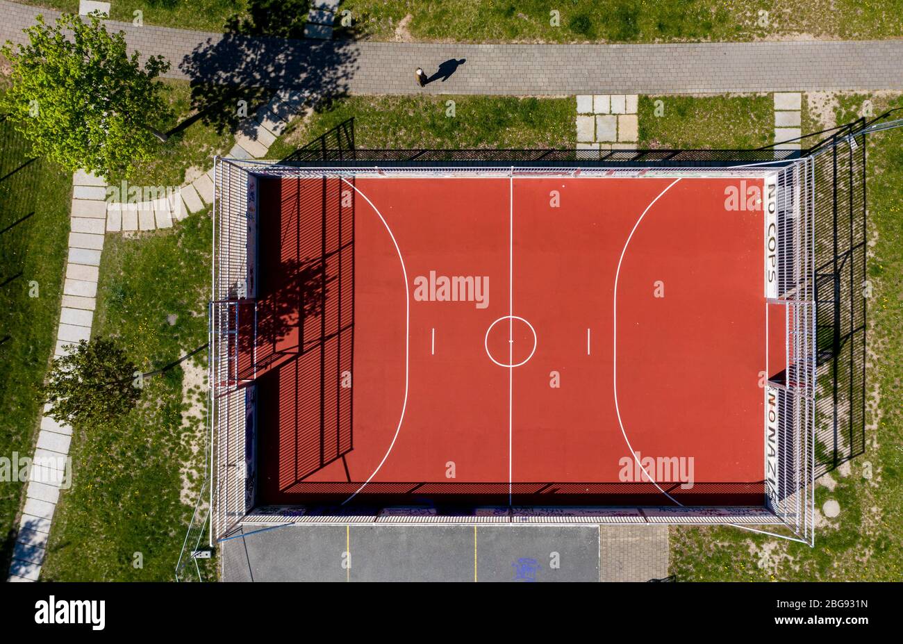 Chemnitz, Deutschland. April 2020. Ein leerer Fußballplatz in der Innenstadt von Chemnitz. Aufgrund der Verlängerung der Kontaktbeschränkungen sind Spielplätze und Sportanlagen weiterhin geschlossen. Verschiedene Staaten erwägen, die Beschränkungen für den Massensport ab Anfang Mai zu lockieren. (Luftbild mit Drohne) Quelle: Jan Woitas/dpa-Zentralbild/dpa/Alamy Live News Stockfoto