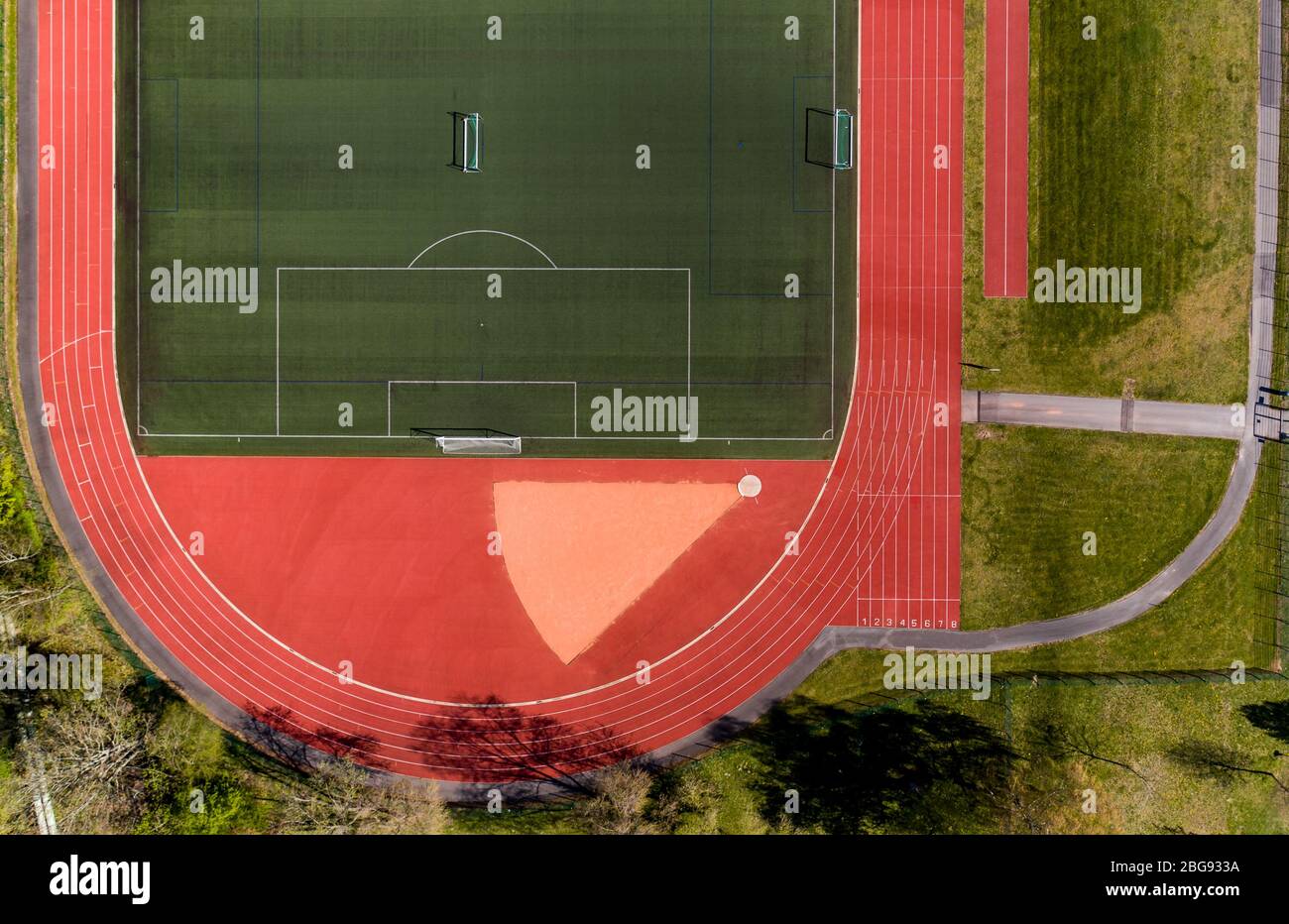 Chemnitz, Deutschland. April 2020. Das leere Sportfeld der TU Chemnitz. Aufgrund der Verlängerung der Kontaktbeschränkungen sind Spielplätze und Sportanlagen weiterhin geschlossen. Verschiedene Bundesländer erwägen, die Beschränkungen für den Massensport ab Anfang Mai zu lockieren. (Luftbild mit Drohne) Quelle: Jan Woitas/dpa-Zentralbild/dpa/Alamy Live News Stockfoto