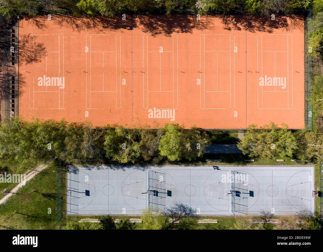 Chemnitz, Deutschland. April 2020. Leere Tennis- und Basketballplätze auf dem Sportplatz der TU Chemnitz. Aufgrund der Verlängerung der Kontaktbeschränkungen sind Spiel- und Sportanlagen weiterhin geschlossen. Verschiedene Bundesländer erwägen, die Beschränkungen für den Massensport ab Anfang Mai zu lockieren. (Luftaufnahme mit Drohne) Quelle: Jan Woitas/dpa-Zentralbild/dpa/Alamy Live News Stockfoto