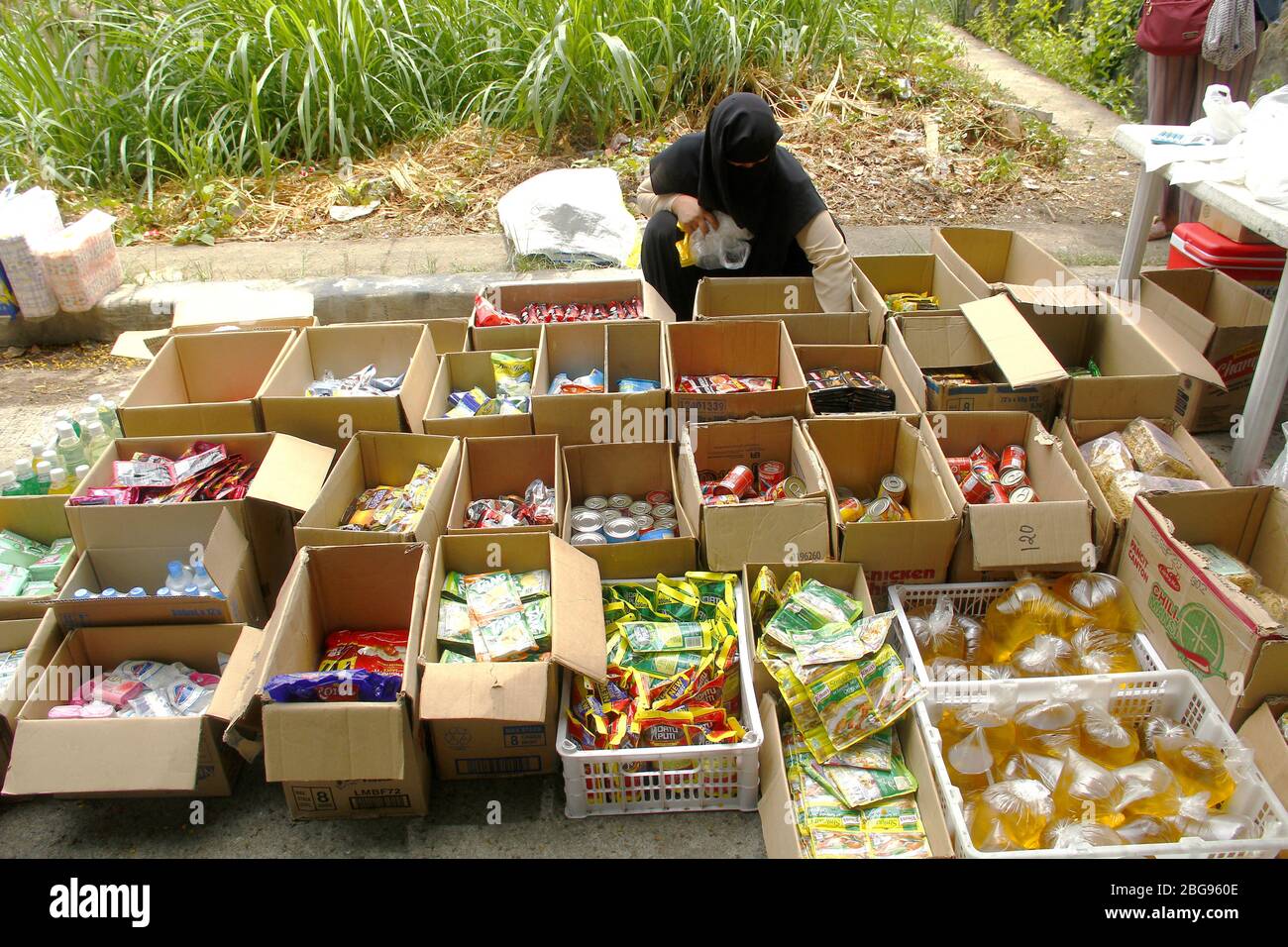 Antipolo City, Philippinen - 14. April 2020: Eine lokale Regierung organisiert mobilen Markt geht an Wohngemeinschaften, um Lebensmittel während der verkaufen Stockfoto