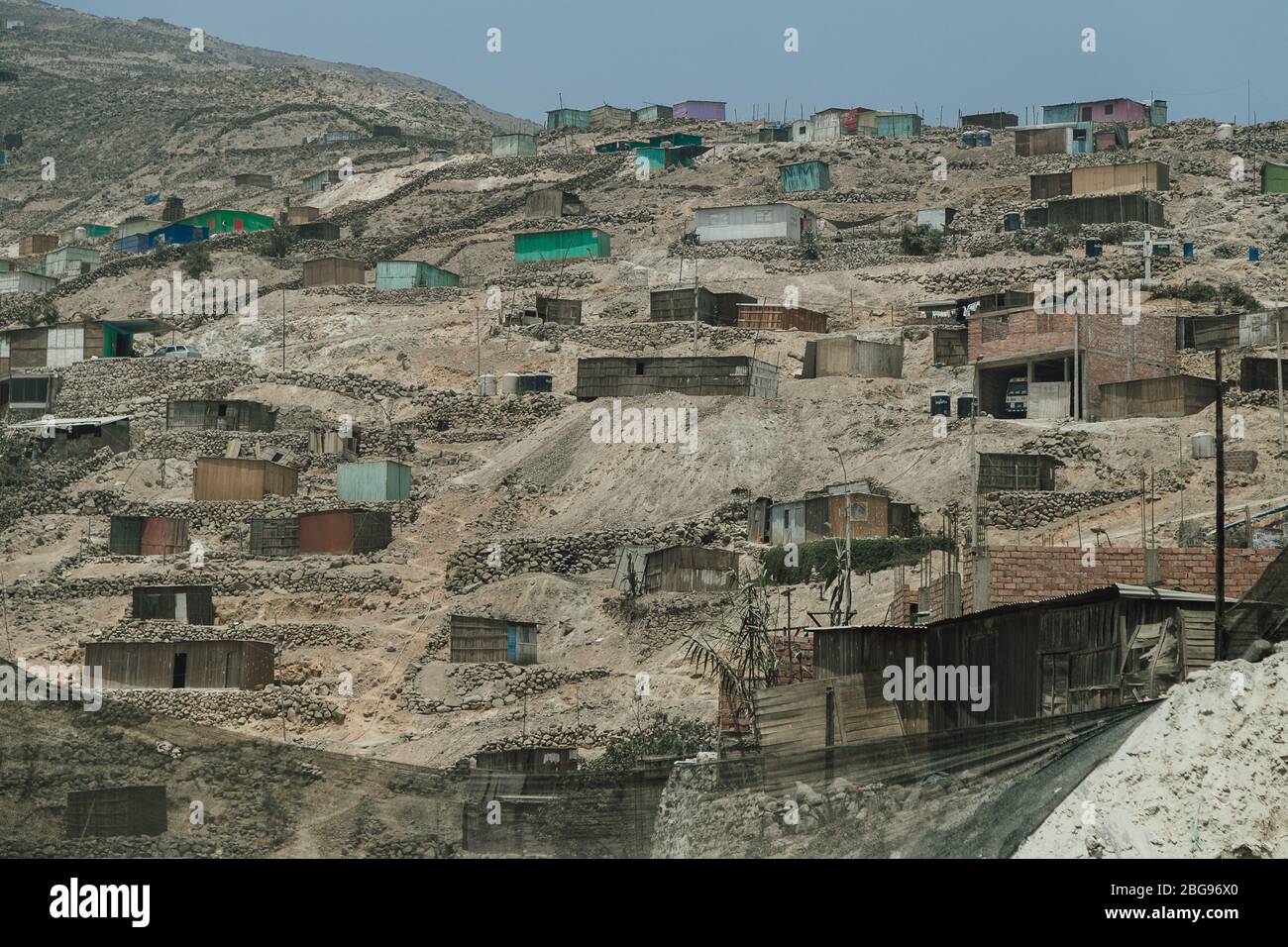 Blick auf Manchay, eines der ärmsten Viertel der peruanischen Hauptstadt Lima. Das Hotel liegt in einem trockenen und staubigen Wüstental. Stockfoto