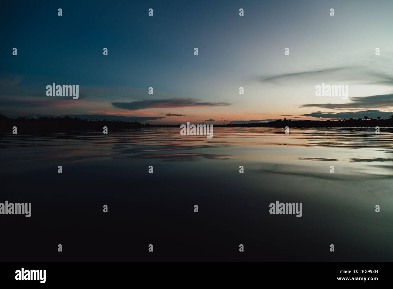Wunderschöner rosa-blauer Sonnenuntergang über dem Amazonas, in der Nähe von Iquitos, Peru Stockfoto