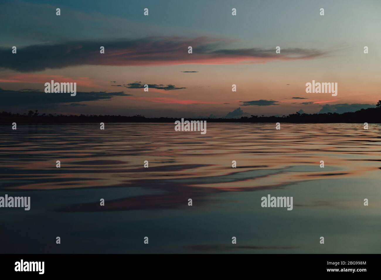 Wunderschöner rosa-blauer Sonnenuntergang über dem Amazonas, in der Nähe von Iquitos, Peru Stockfoto