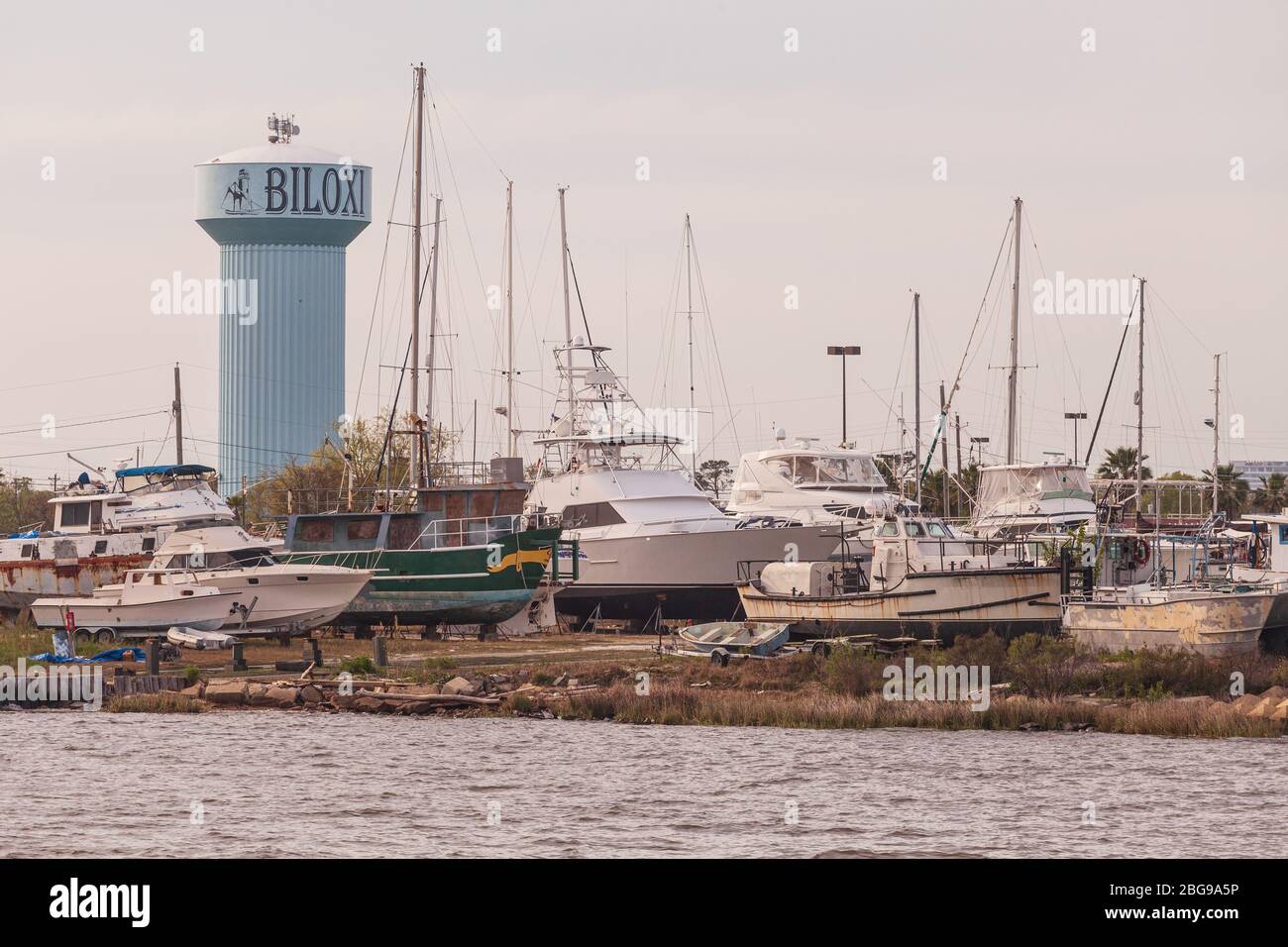 Wasserturm und Boote am Ufer der Biloxi Bay, Biloxi, Mississippi, USA Stockfoto