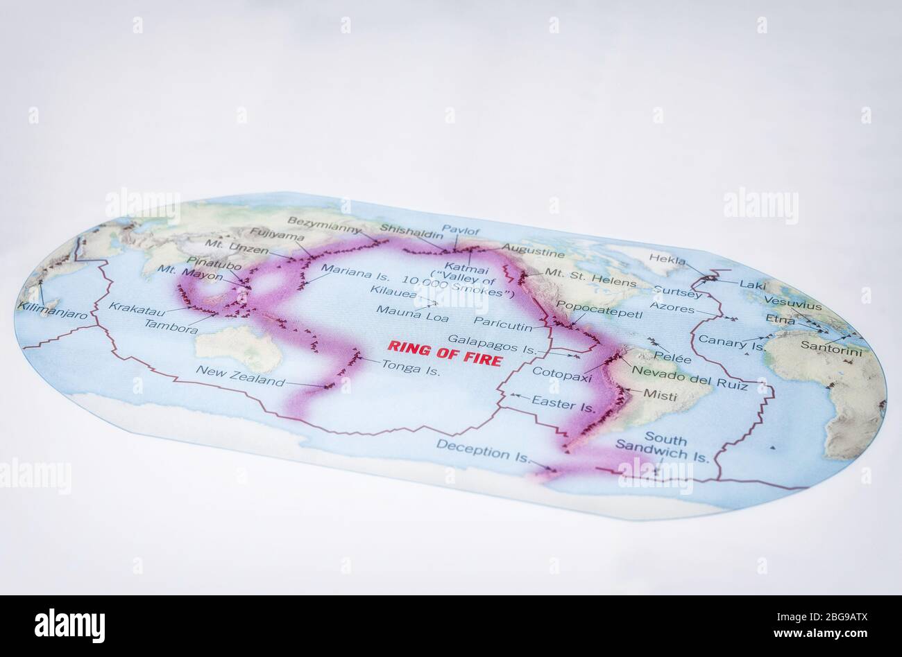 Weltkarte mit dem pazifischen Feuerring und den Grenzen der tektonischen Platten, Farbe, **NUR REDAKTIONELLE VERWENDUNG** Stockfoto