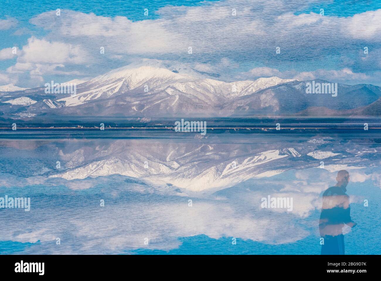 Doppelbelichtungs Foto von Tatsuko goldene Statue am Lake Tazawa, Akita, Japan. Stockfoto