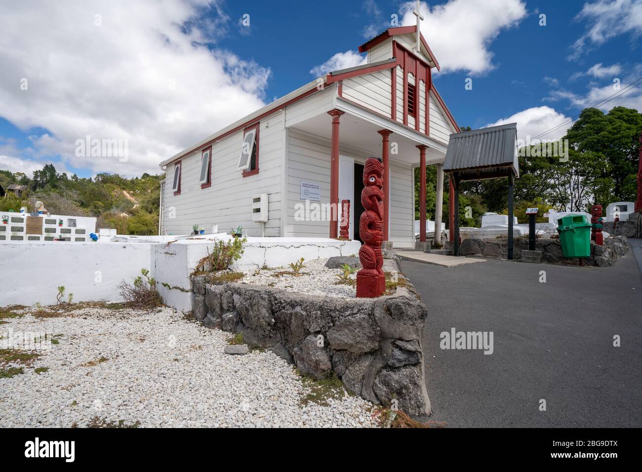 Weiße katholische Kirche in Whakarewarewa Maori Village, Rotorua, Nordinsel, Neuseeland Stockfoto
