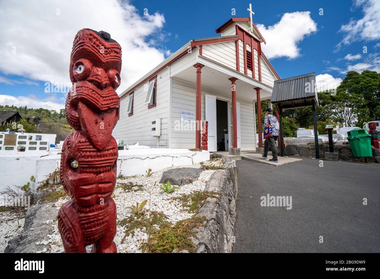 Weiße katholische Kirche in Whakarewarewa Maori Village, Rotorua, Nordinsel, Neuseeland Stockfoto