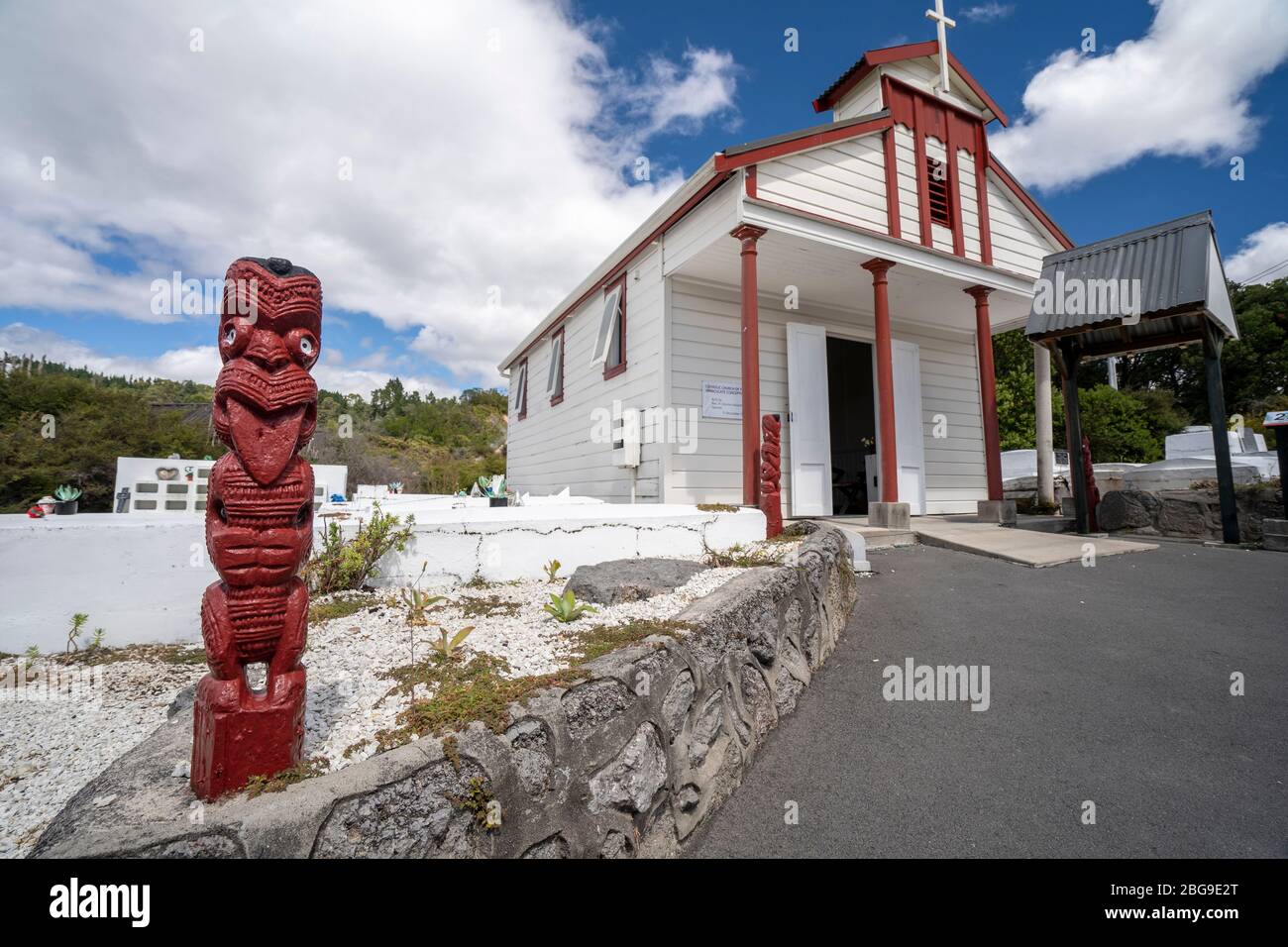 Weiße katholische Kirche in Whakarewarewa Maori Village, Rotorua, Nordinsel, Neuseeland Stockfoto