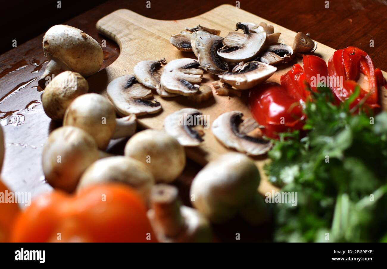 Bis zum Leben von Gemüse einschließlich Pilze, Paprika, Koriander Stockfoto