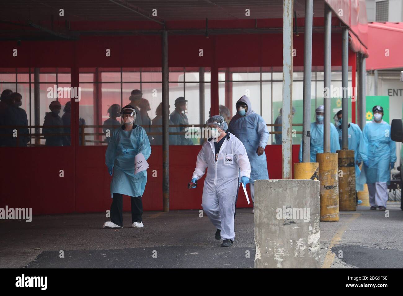 20. April 2020, New York City, NY, USA: Medizinische Person im Elmhurst Hospital Center. (Bild: © Dan Herrick/ZUMA Wire) Stockfoto