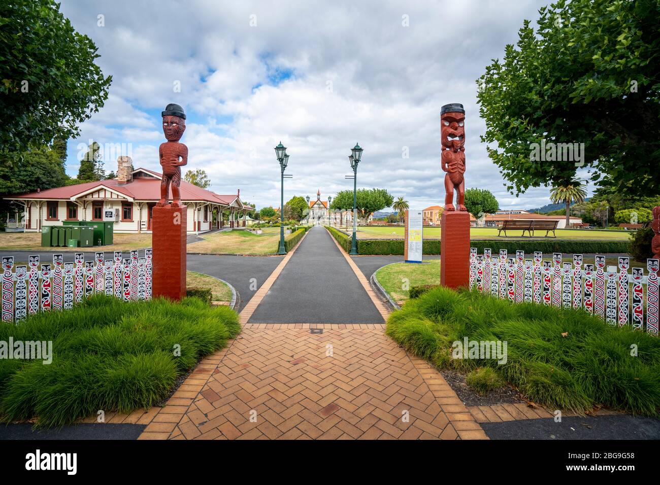 Tikis am Eingang zu Government Gardens, Rotorua, Neuseeland Stockfoto