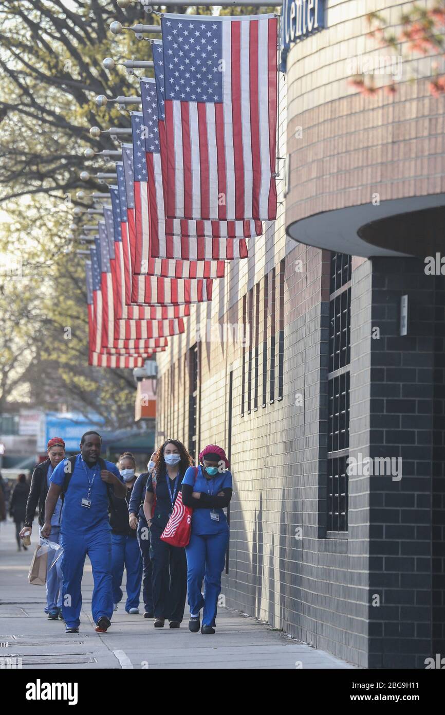 20. April 2020, New York City, NY, USA: Medizinische Person, die im Elmhurst Hospital Centre ankommt, um sich um COVID-19 oder neuartige Coronavirus-Patienten zu kümmern. (Bild: © Dan Herrick/ZUMA Wire) Stockfoto