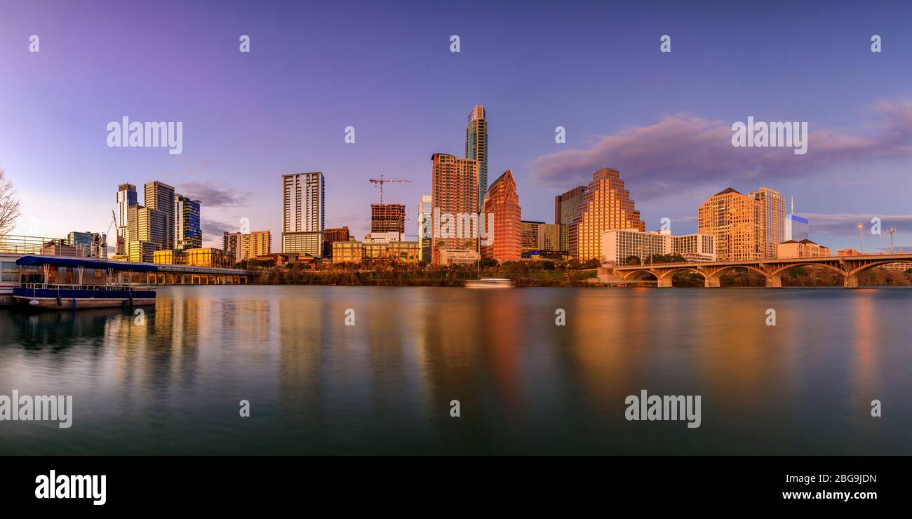 Panorama mit Hochhäusern im Stadtzentrum, die den Sonnenuntergang reflektieren, goldenes Licht der Stunde, Blick über den Lady Bird Lake oder Town Lake am Colorado River in Austin, Texas, USA Stockfoto