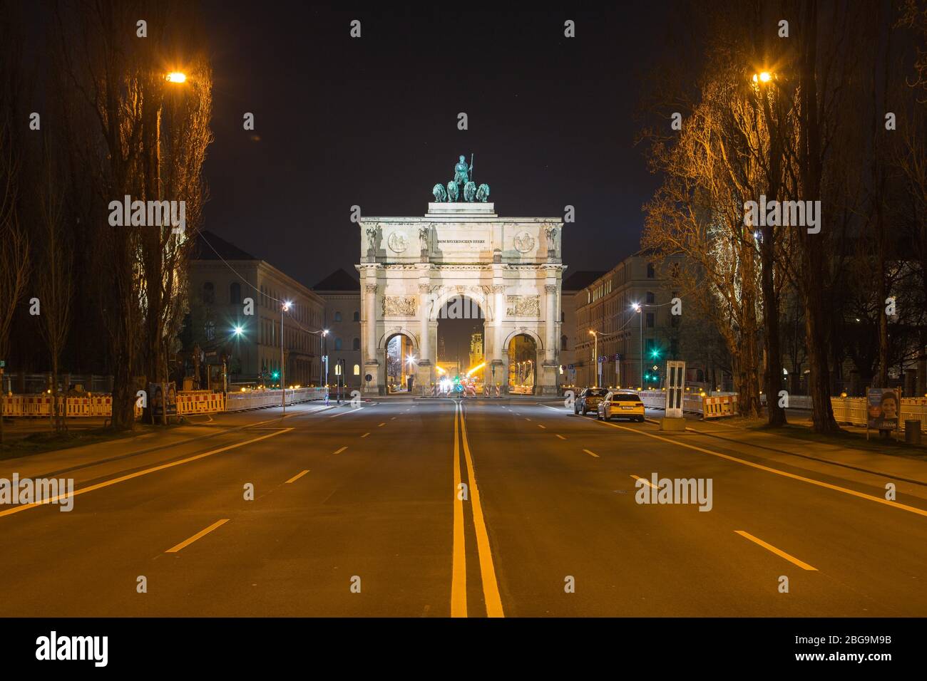 Verlassene Leopoldstraße mit Siegestor, Hauptstraße ohne Autos, Sperrstunde, Koronakrise, Nachtaufnahme, München, Bayern, Deutschland Stockfoto