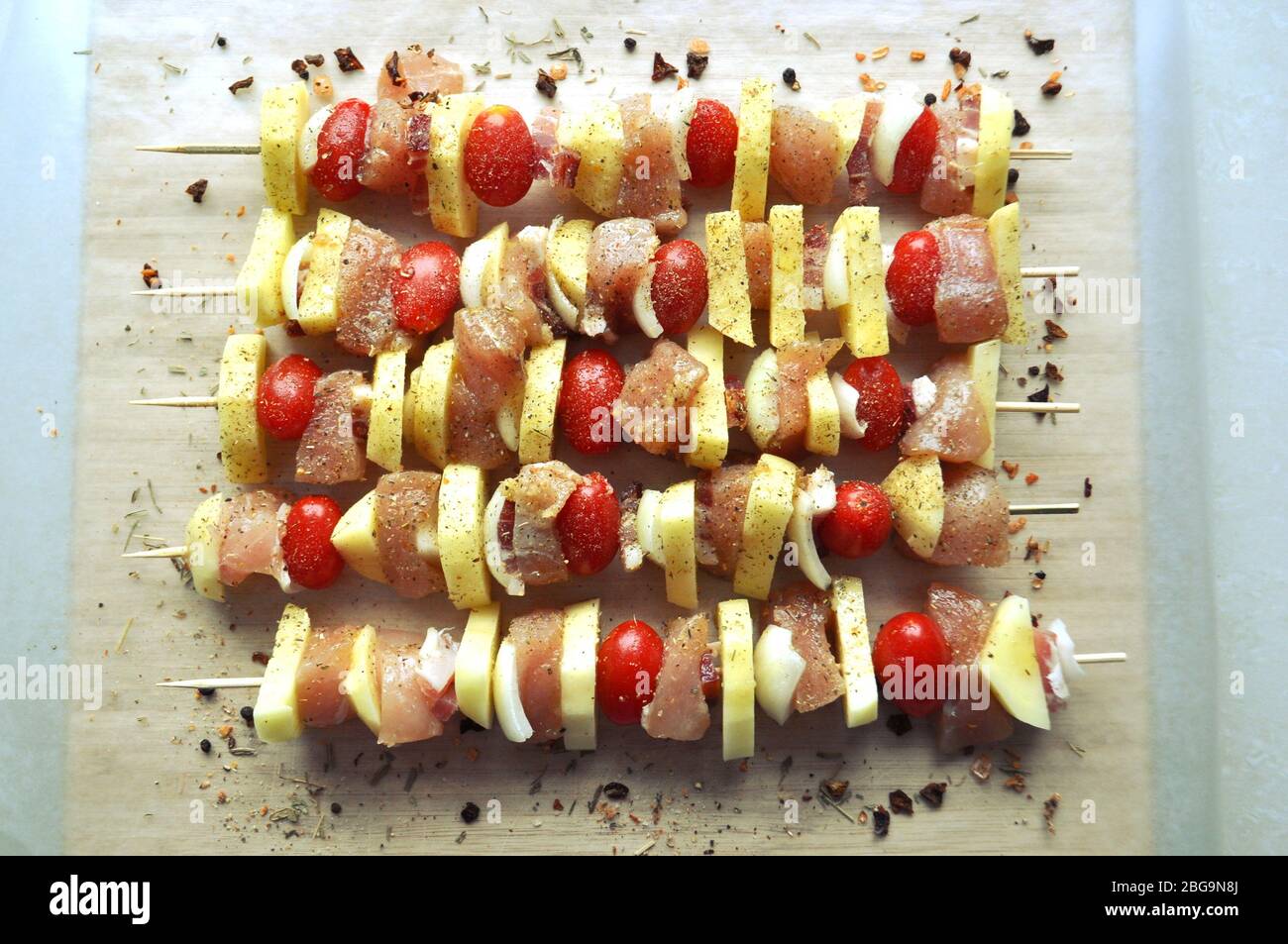 Gewürzte rohe Hähnchengemüse Kebab-Spieße, bereit zum Grillen oder Braten. Stockfoto