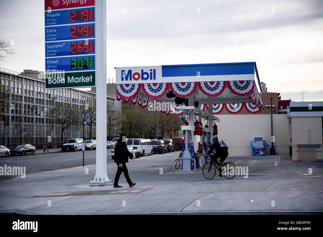 New York, USA. April 2020. Ein Schild zeigt die Gaspreise an einer Tankstelle im New Yorker Stadtteil Brooklyn, USA, am 20. April 2020 an. Die Ölpreise der USA stürzten am Montag zum ersten Mal in der Geschichte auf das negative Gebiet, was durch einen pandemischen Nachfrageschock und Befürchtungen über Überangebot angestachelt wurde. Die West Texas Intermediate (WTI) für Mai Lieferung werfen 55.9 US-Dollar, oder über 305 Prozent, um mit -37,63 Dollar pro Barrel auf der New York Mercantile Exchange zu begleichen, was bedeutet, dass die Produzenten Käufer zahlen würden, um Öl aus der Hand zu nehmen. Kredit: Michael Nagle/ Xinhua/Alamy Live News Stockfoto