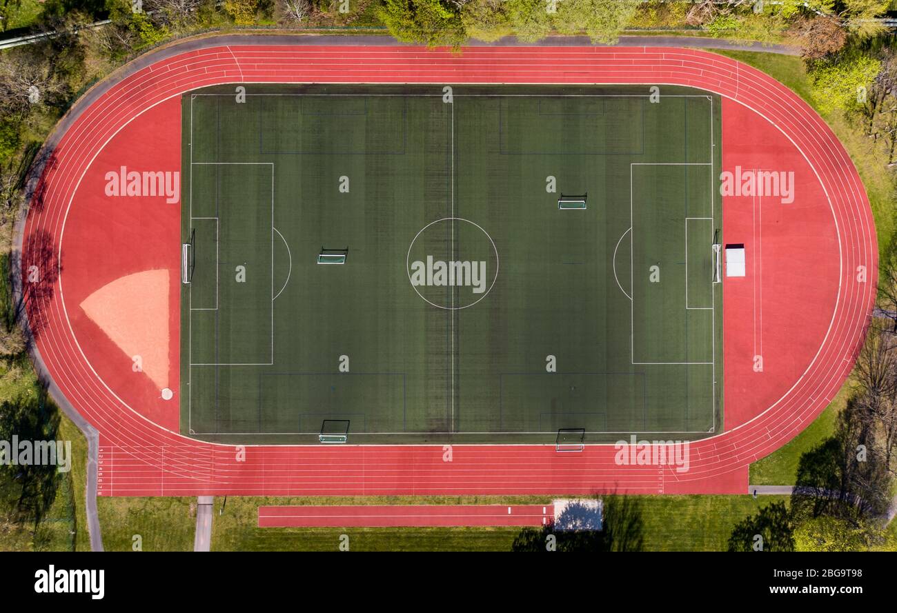 Chemnitz, Deutschland. April 2020. Das leere Sportfeld der TU Chemnitz. Aufgrund der Verlängerung der Kontaktbeschränkungen sind Spielplätze und Sportanlagen weiterhin geschlossen. Verschiedene Bundesländer erwägen, die Beschränkungen für den Massensport ab Anfang Mai zu lockieren. (Luftbild mit Drohne) Quelle: Jan Woitas/dpa-Zentralbild/dpa/Alamy Live News Stockfoto