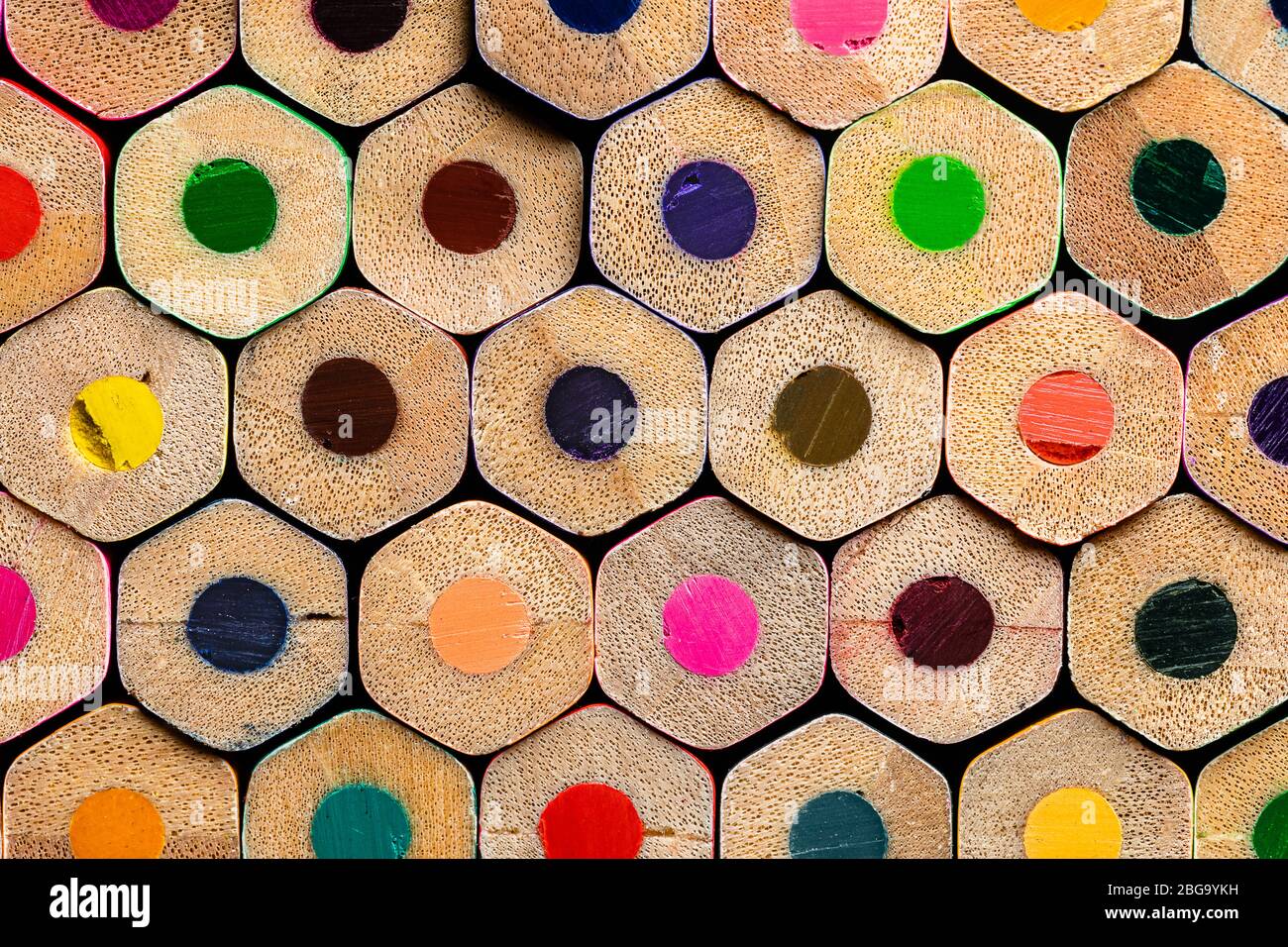 Ein Makro eines sehr OCD geordneten Stapels von ungespitzten farbigen Bleistiftenden. Scharf und detailreich mit geringer Schärfentiefe. Stockfoto