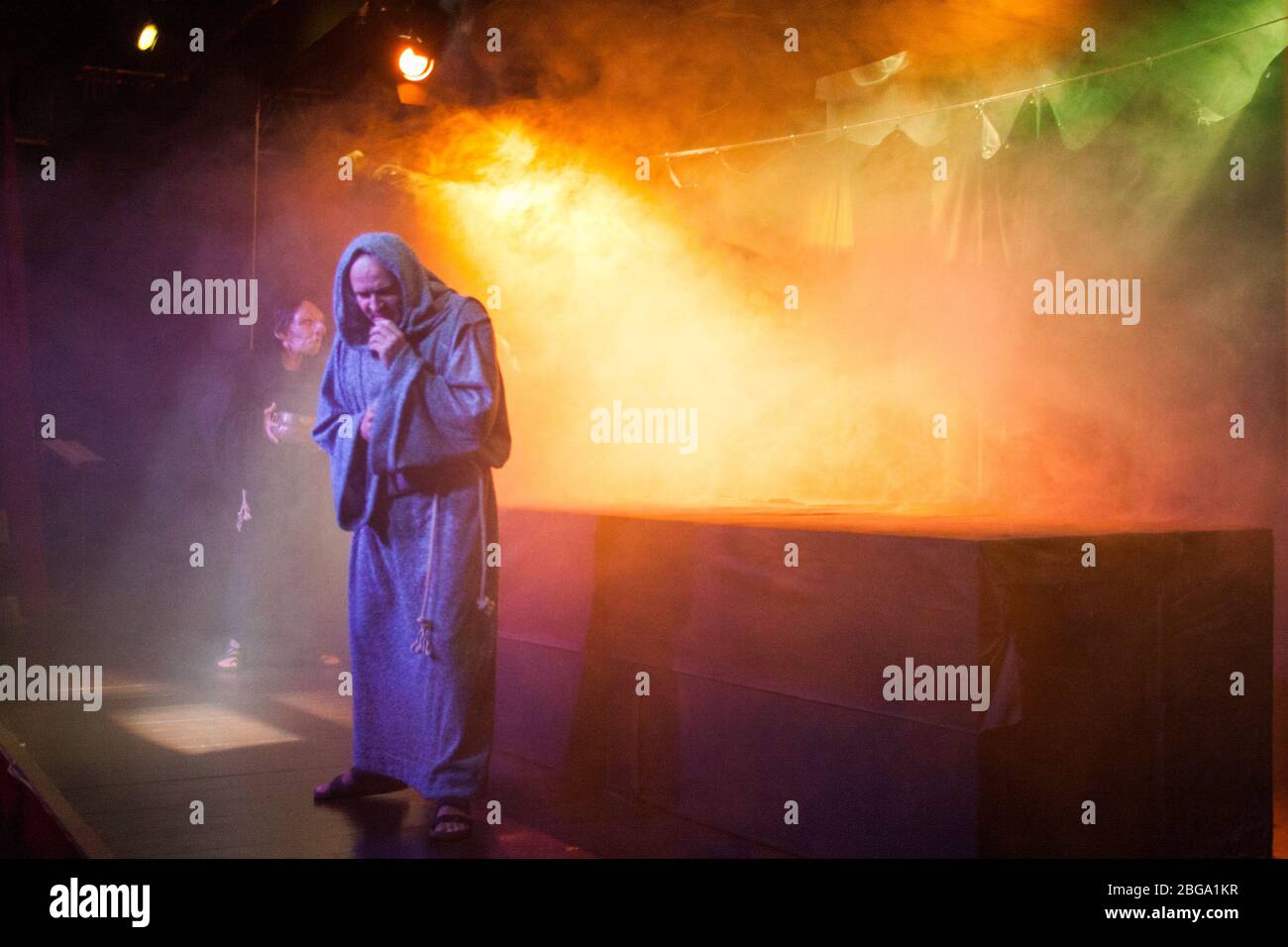 Der Name der Rose: Eine Theaterschauspieleraufführung Stockfoto