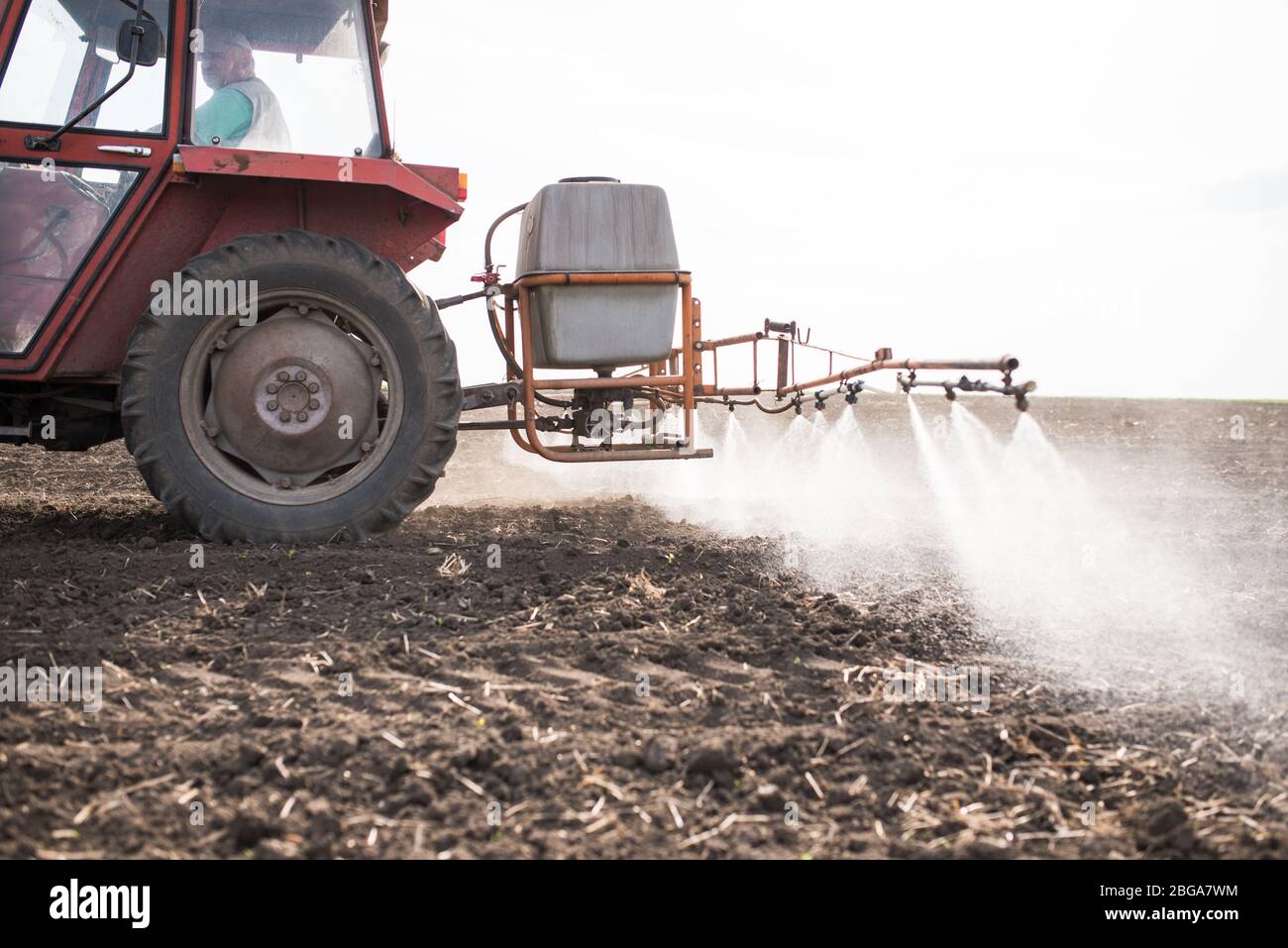 Landwirtschaftliche Sprayer, sprühen Chemikalien auf dem Feld. Sprühen Pestizide auf dem Feld mit Sprayer Stockfoto
