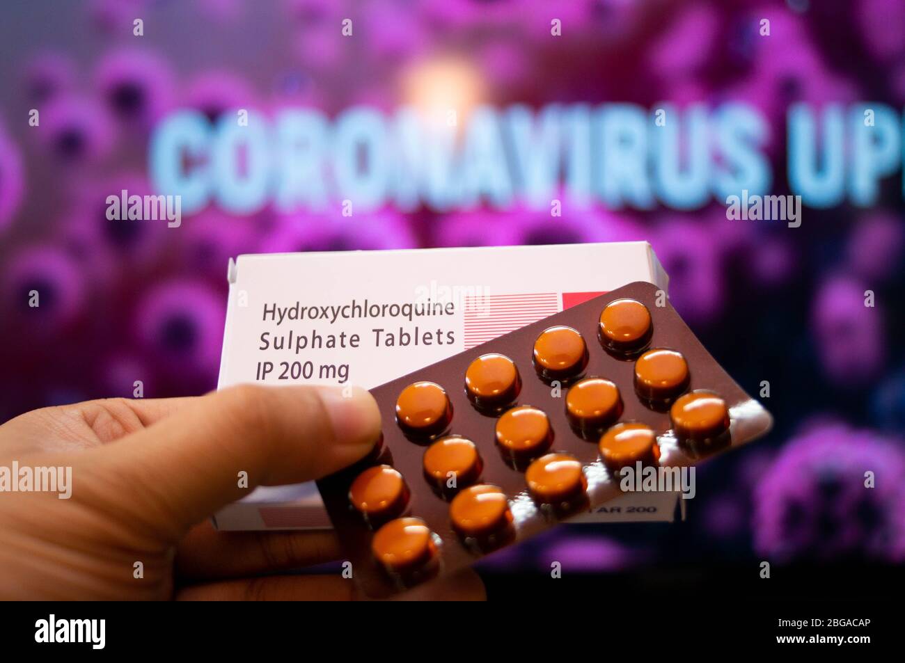 Hydroxychloroquin Sulfat Tabletten mit Coronavirus im Hintergrund geschrieben Stockfoto