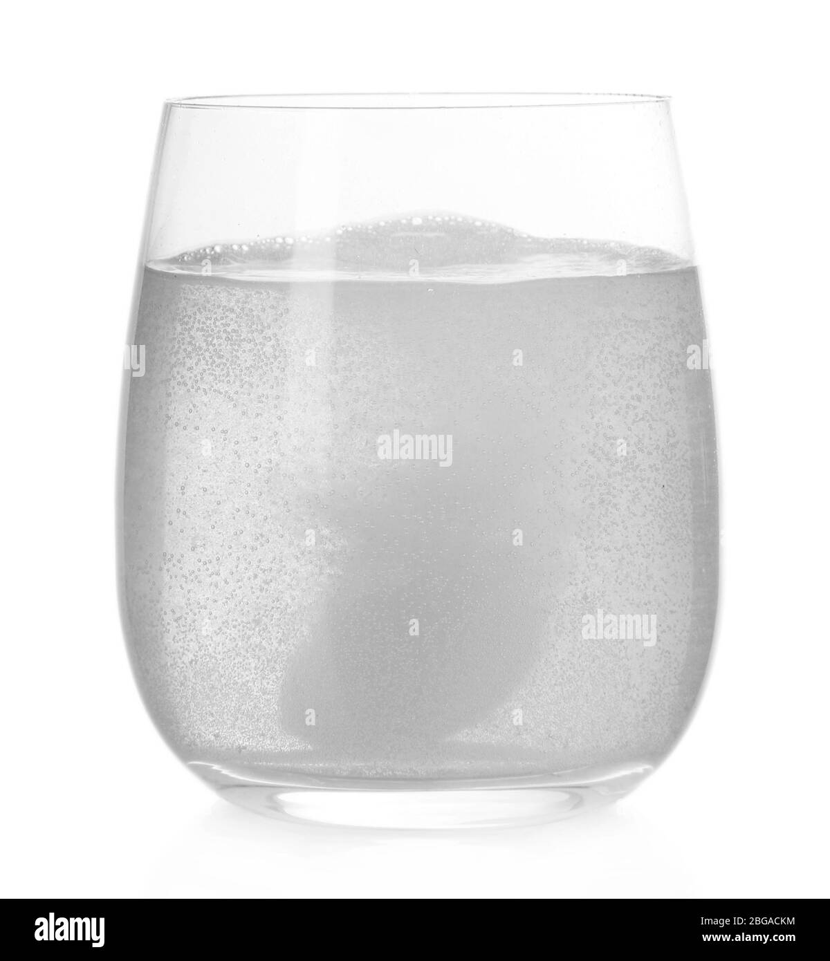 Glas mit Efreveszenz-Tablette in Wasser mit Blasen auf weiß isoliert Stockfoto