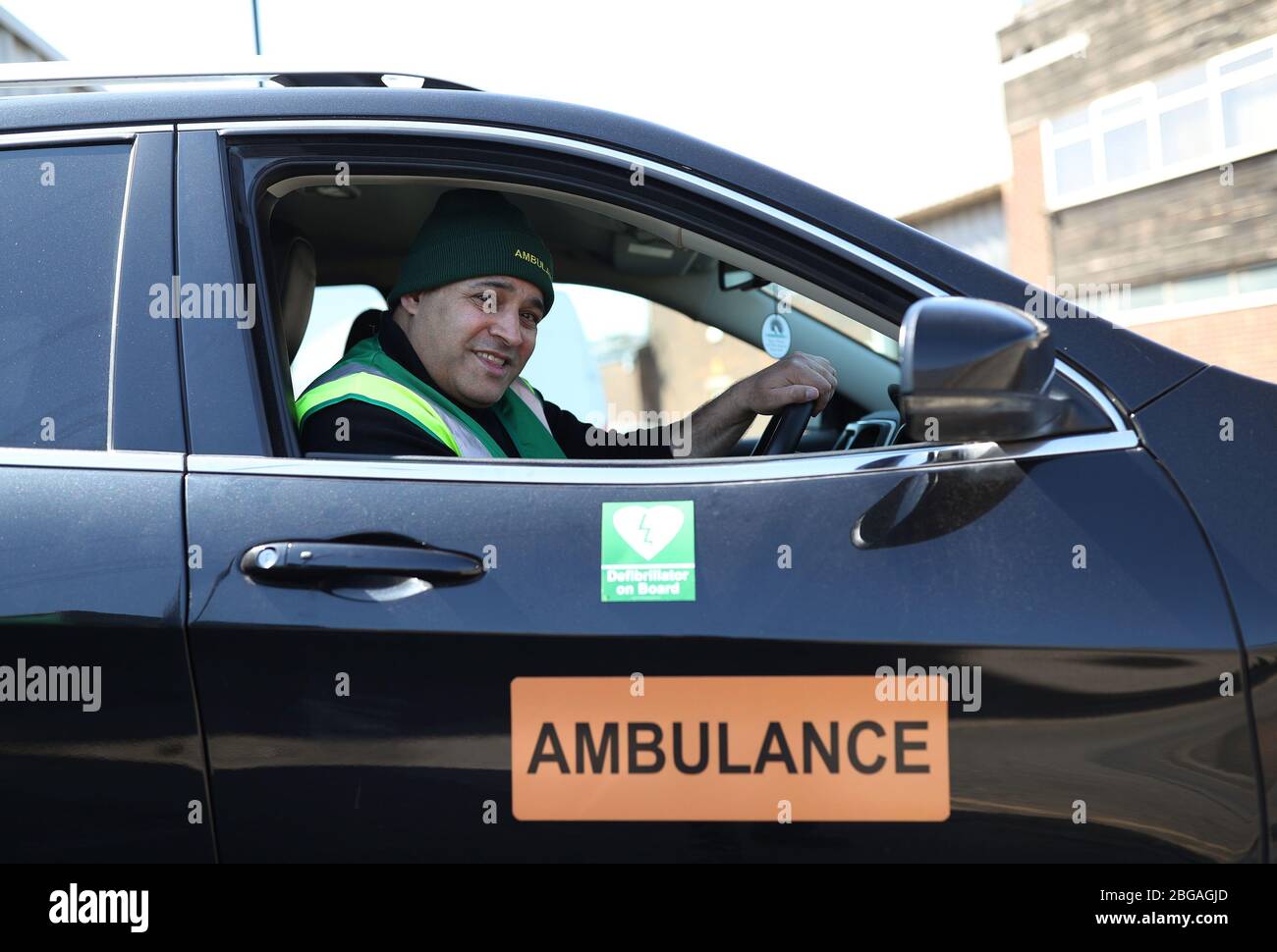 Jonathan Ganesh, Präsident der Docklands Victims' Association (DVA) und NHS Volunteer Responder, hat einen Krankenwagen gespendet, der von Elite Support Services zur Unterstützung der Bemühungen gegen den Ausbruch von Covid-19 in London gespendet wurde. Herr Ganesh, ein Opfer der IRA-Bombardierung 1996, die Londons docklands verwüstet hat, und Mitglieder der DVA haben sich beim Freiwilligenprogramm Your NHS Needs You registriert, um den Druck auf das Gesundheitswesen zu verringern, das den Menschen, die sich selbst isolieren, wesentliche Versorgungsmaterialien zur Verfügung stellt. Stockfoto