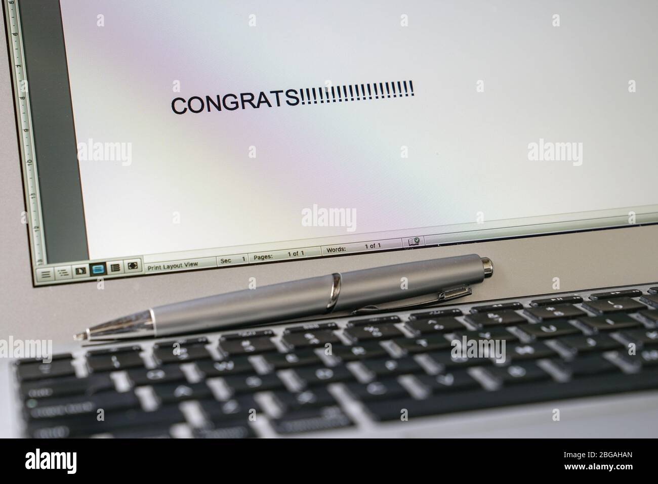 Herzlichen Glückwunsch, getippte Wörter auf dem Computerbildschirm. Gute Nachrichten über neue Job oder Promotion-Konzept. Stockfoto