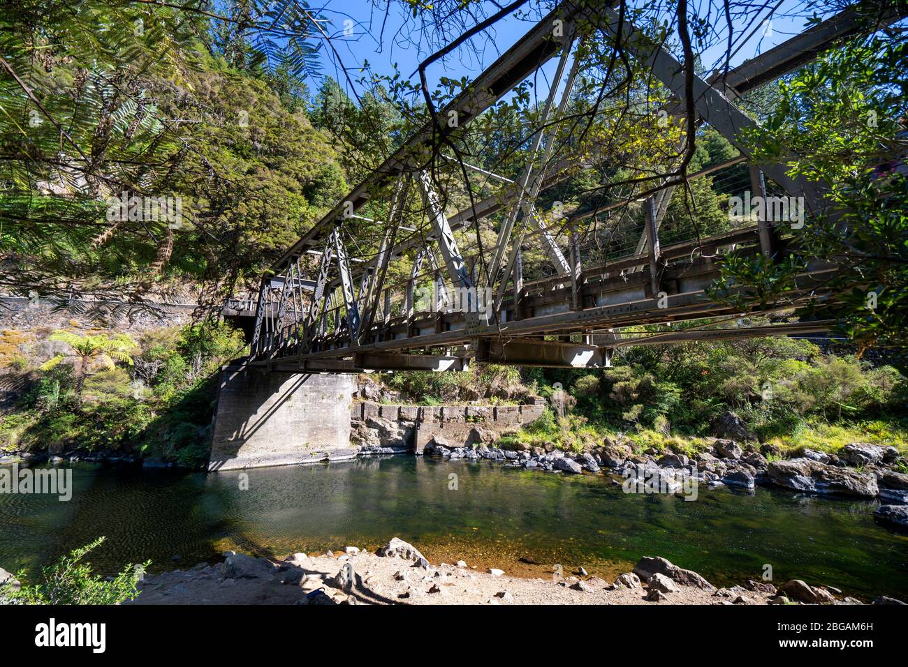 Eisenbahnbrücke über den Ohinemuri River in der Nähe des Eingangs zum Karangahoke Rail Tunnel auf dem Hauraki Rail Trail, North Island, Neuseeland Stockfoto