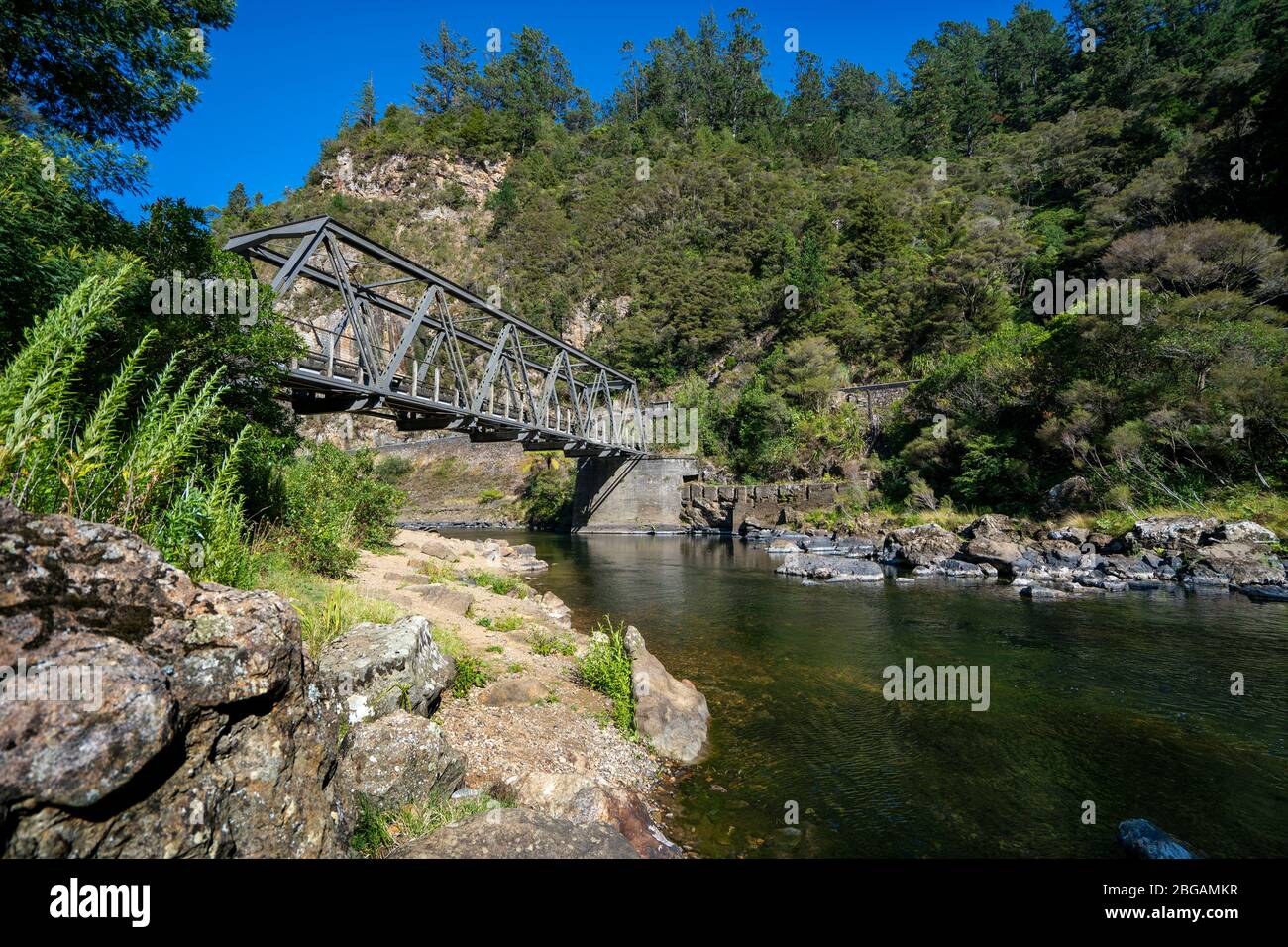 Eisenbahnbrücke über den Ohinemuri River in der Nähe des Eingangs zum Karangahoke Rail Tunnel auf dem Hauraki Rail Trail, North Island, Neuseeland Stockfoto