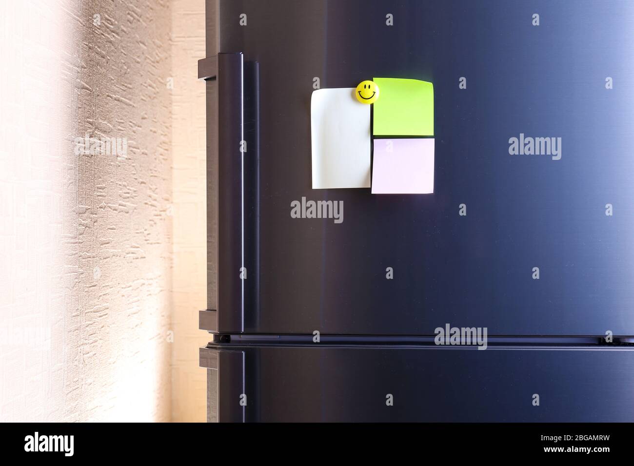 Leere Papierblätter an der Kühlschranktür Stockfoto