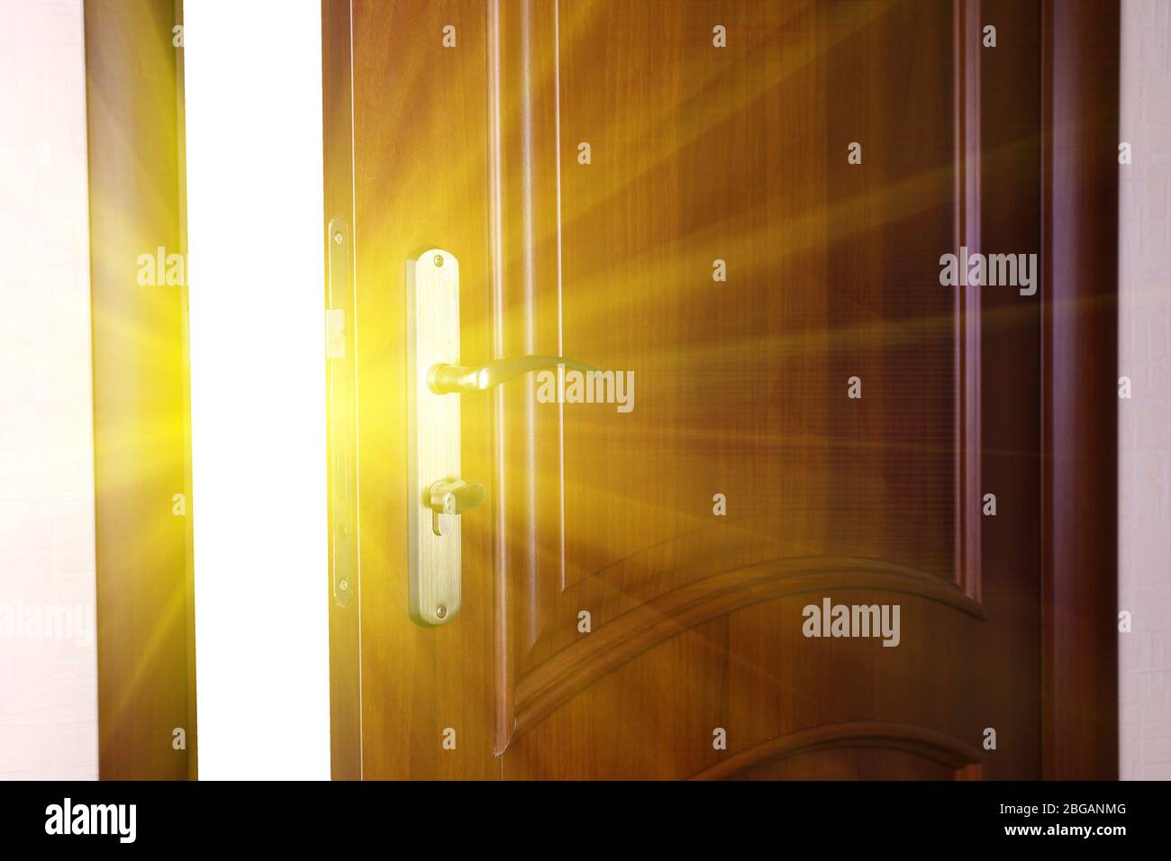 Offene Tür mit Sonnenlicht Stockfoto